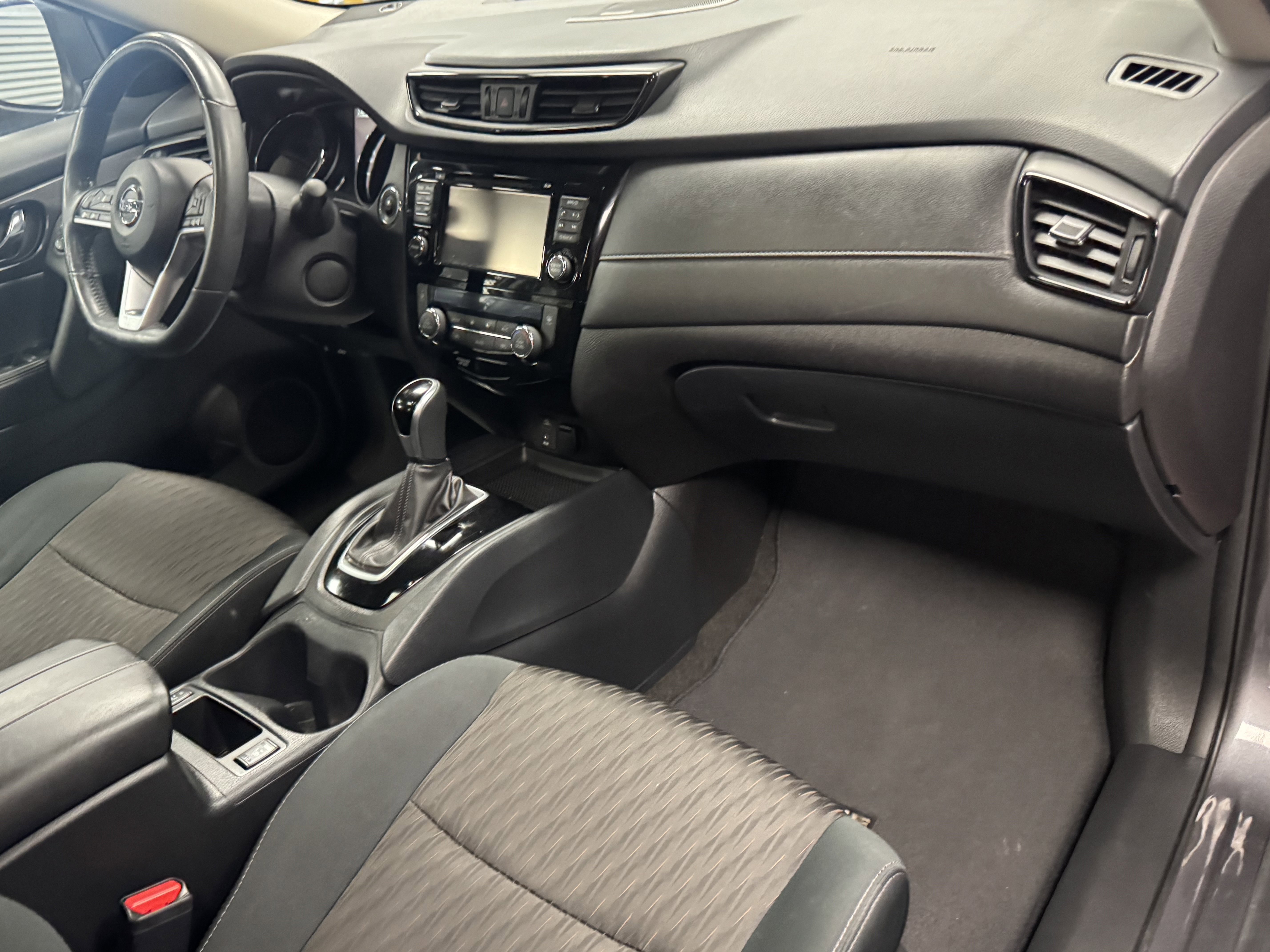 Used 2017 Nissan Rogue SV image 17