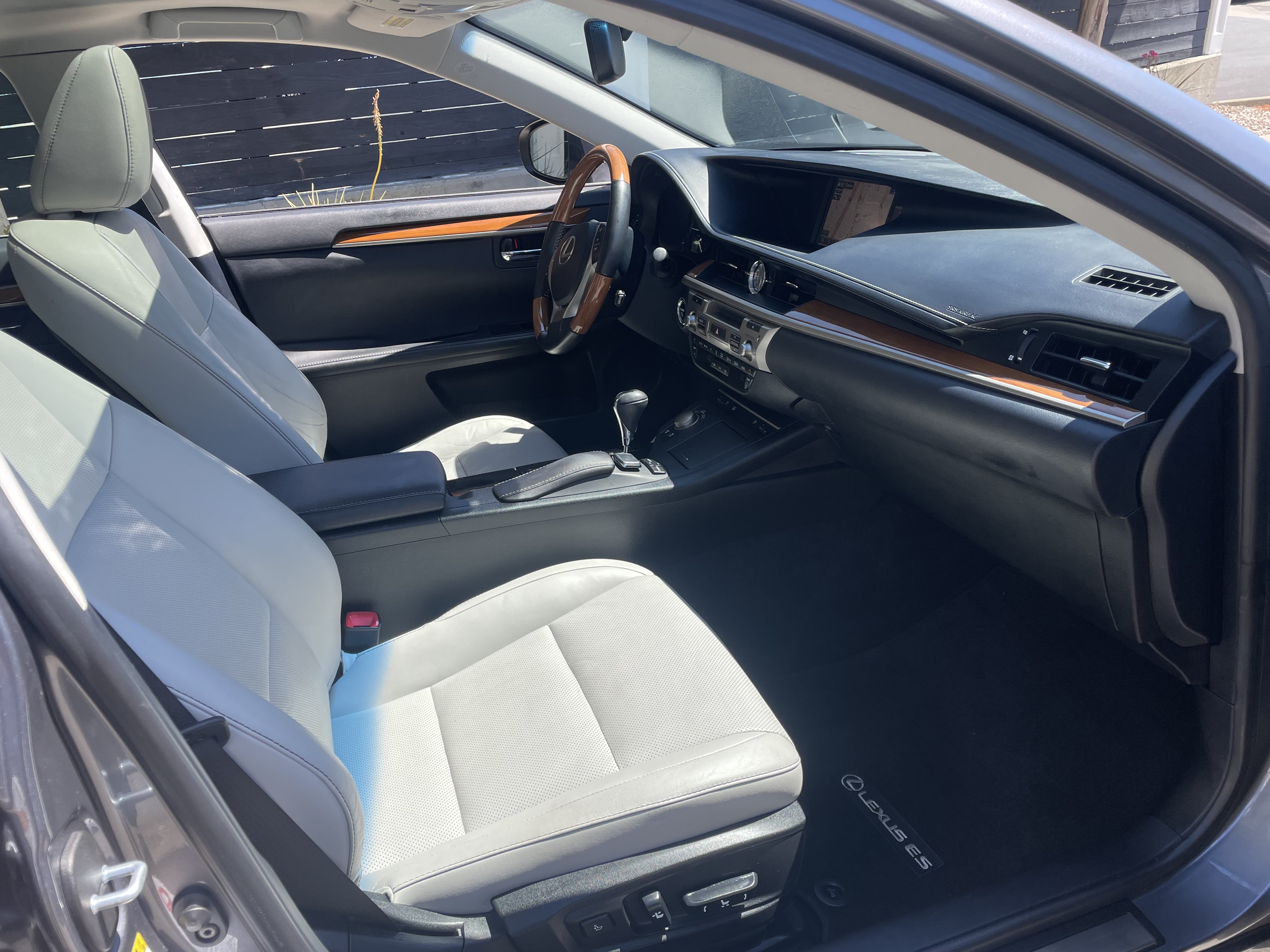 Used 2015 Lexus ES 300h w/ Navigation System Package FWD image 8