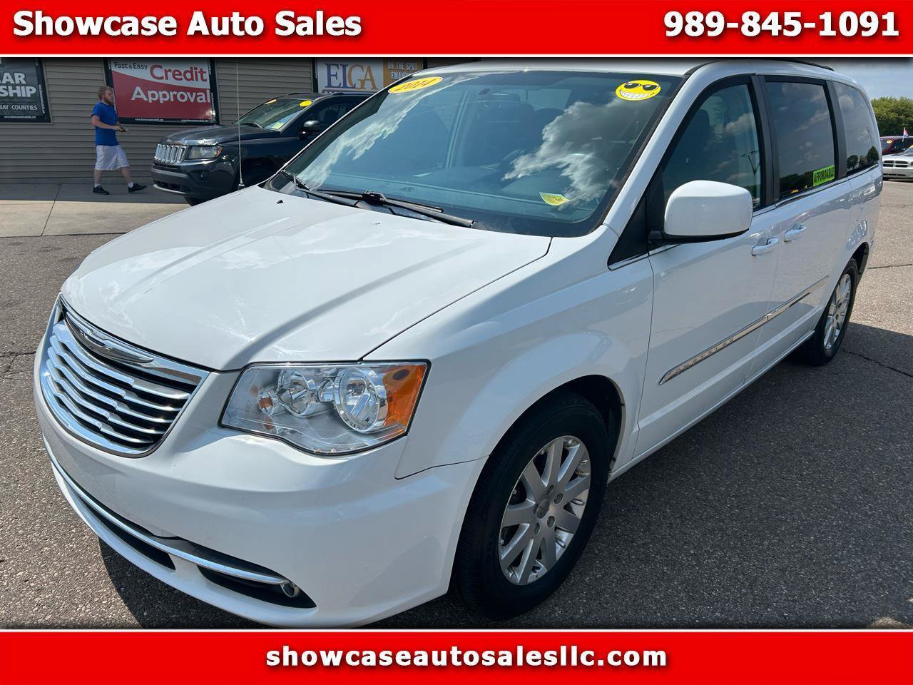 Used 2014 Chrysler Town & Country Touring FWD image 1