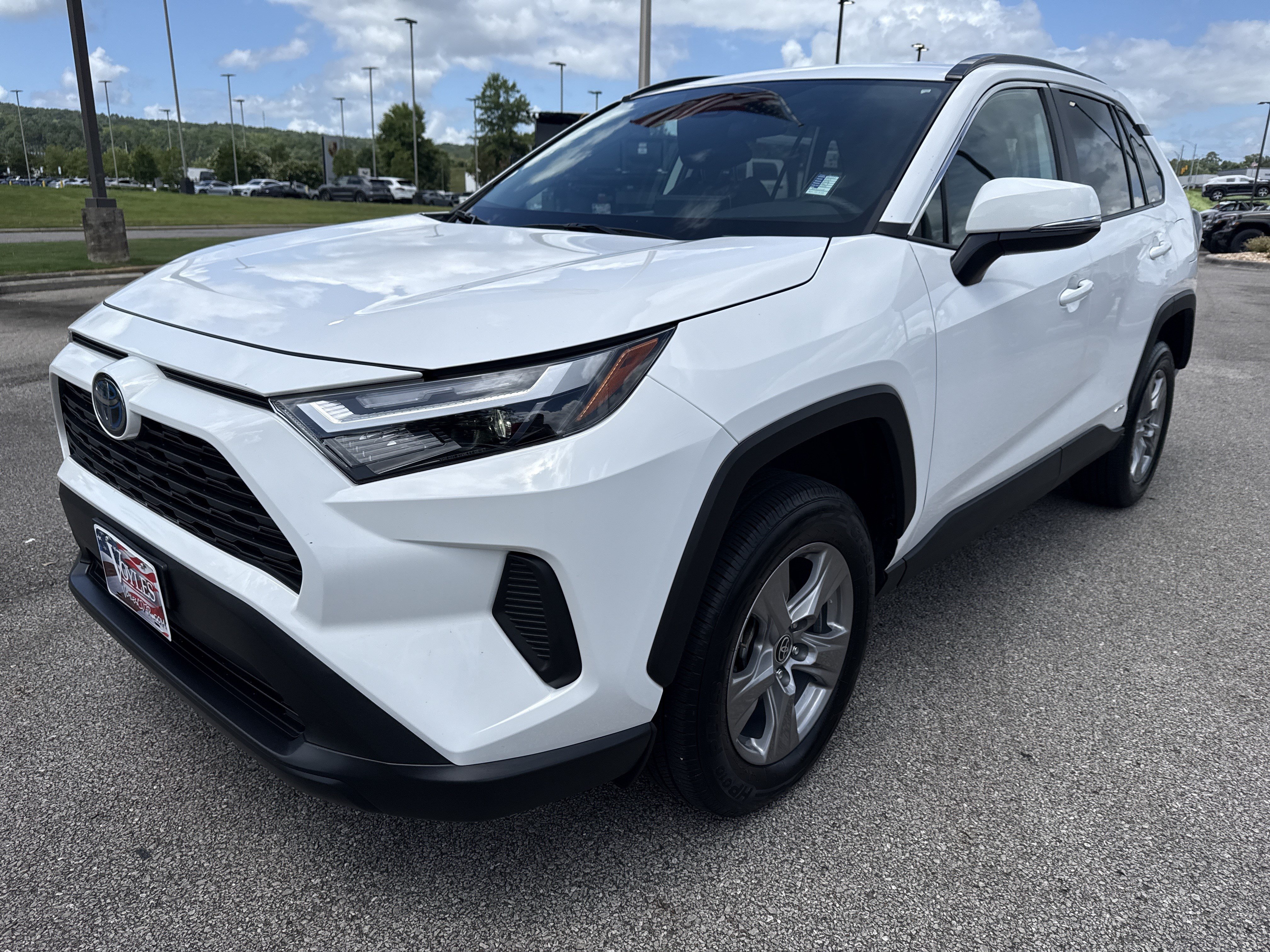 Used 2024 Toyota RAV4 XLE AWD/4WD image 3