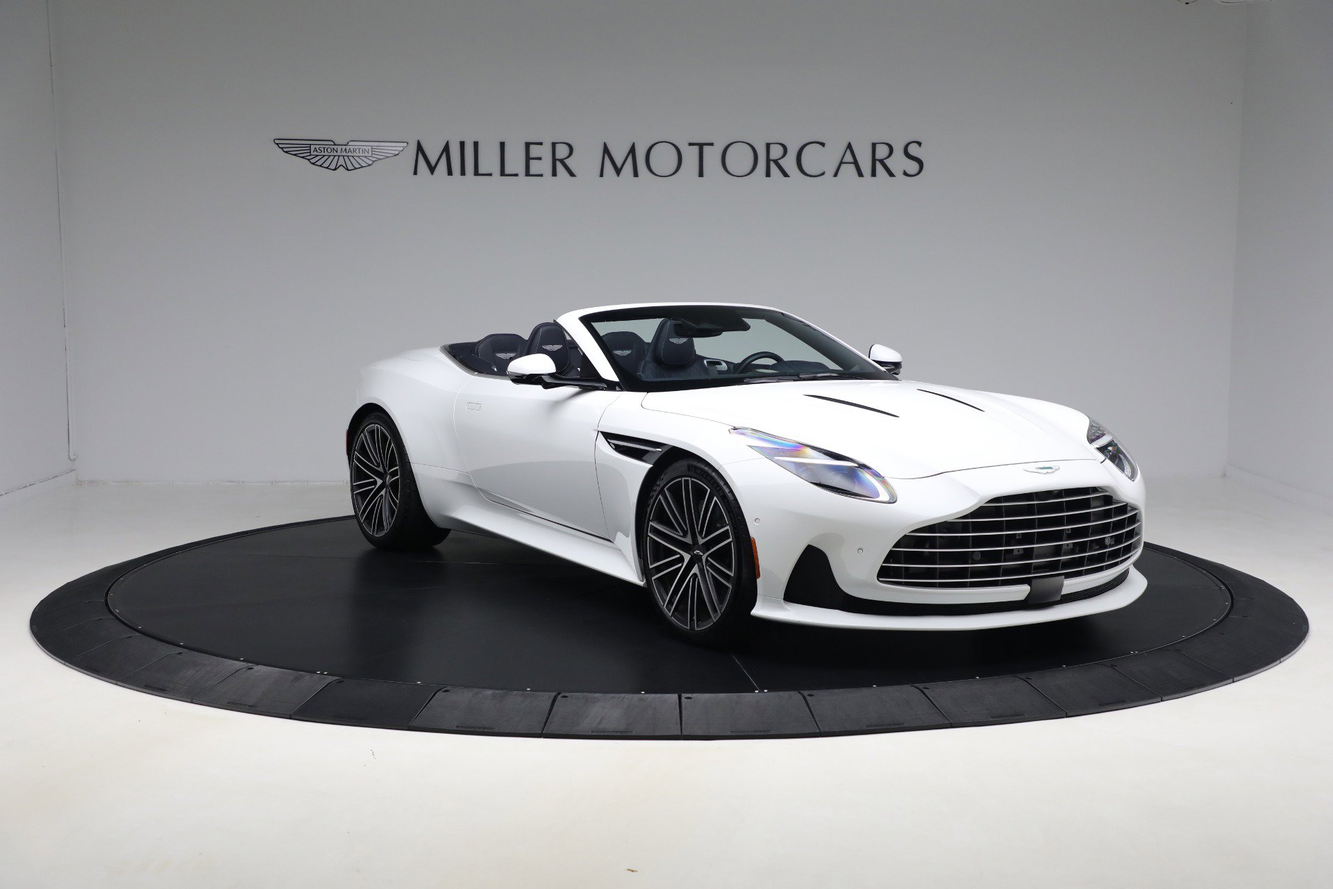 Used 2024 Aston Martin DB12 Convertible image 22