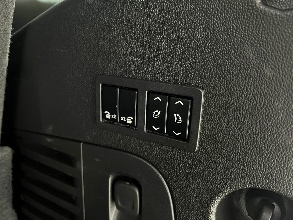 Used 2018 Cadillac Escalade Premium Luxury w/ LPO, Radiant Package AWD/4WD image 30