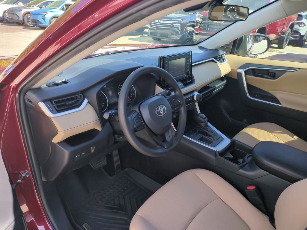 Used 2021 Toyota RAV4 LE image 17