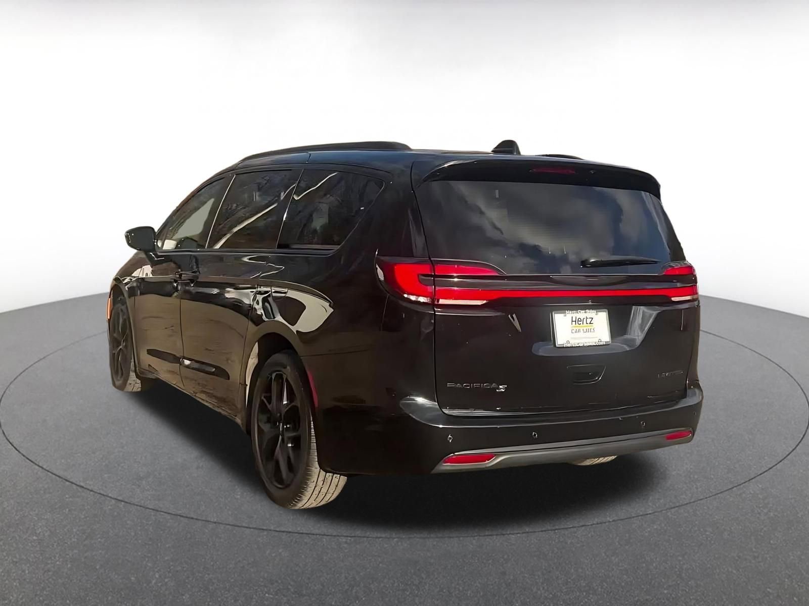 Used 2025 Chrysler Pacifica Limited image 10