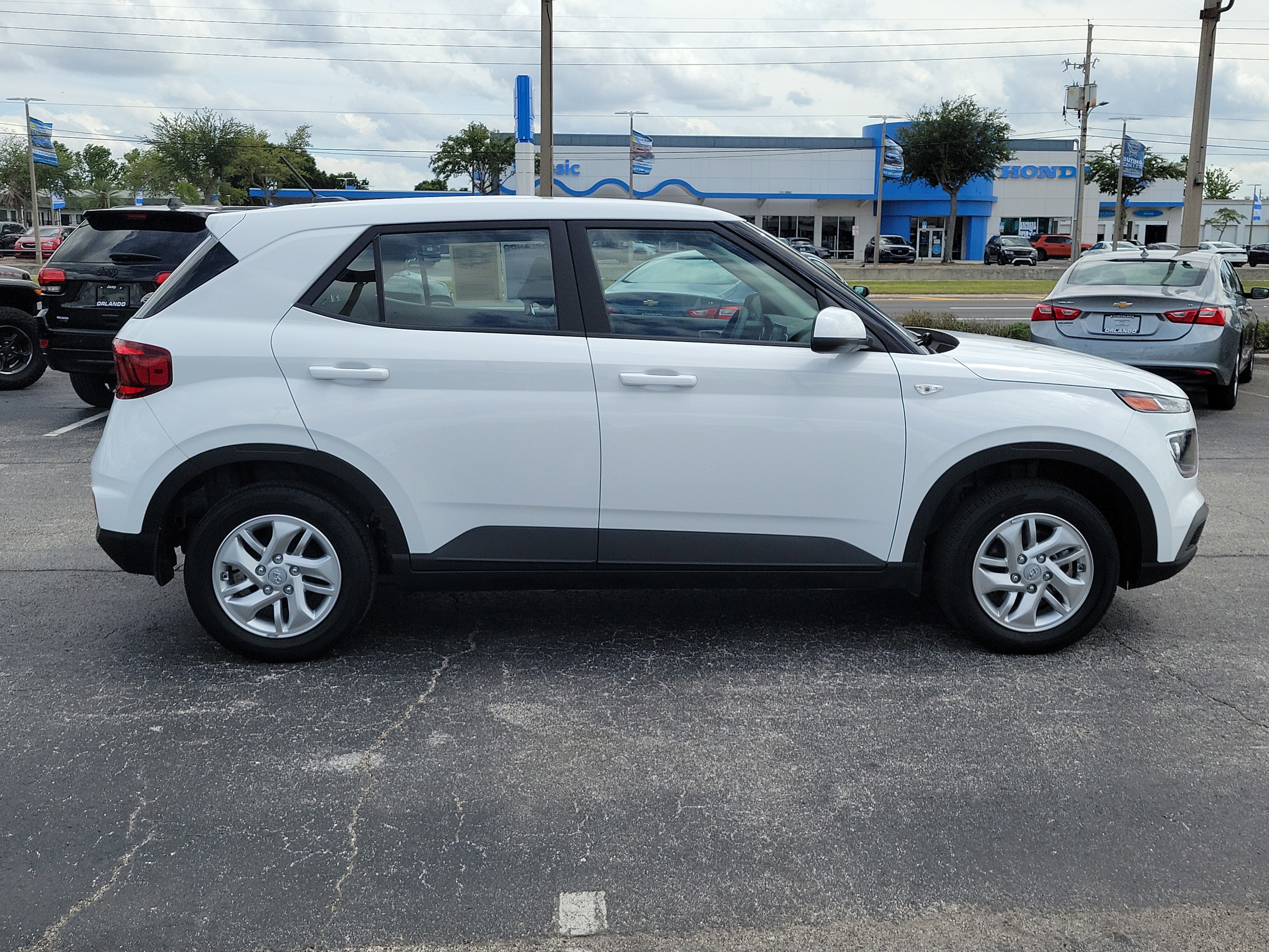 Used 2023 Hyundai Venue SE FWD image 8