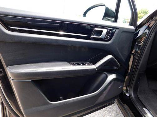 Used 2020 Porsche Cayenne AWD/4WD image 14