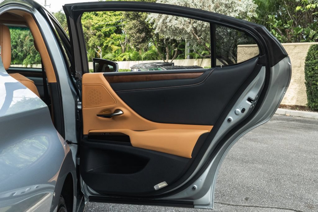 Used 2025 Lexus ES 300h w/ Premium Package FWD image 29