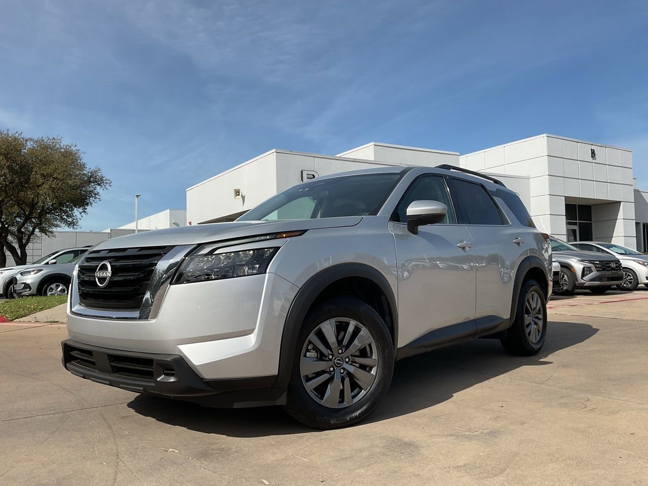 Used 2024 Nissan Pathfinder SV image 2