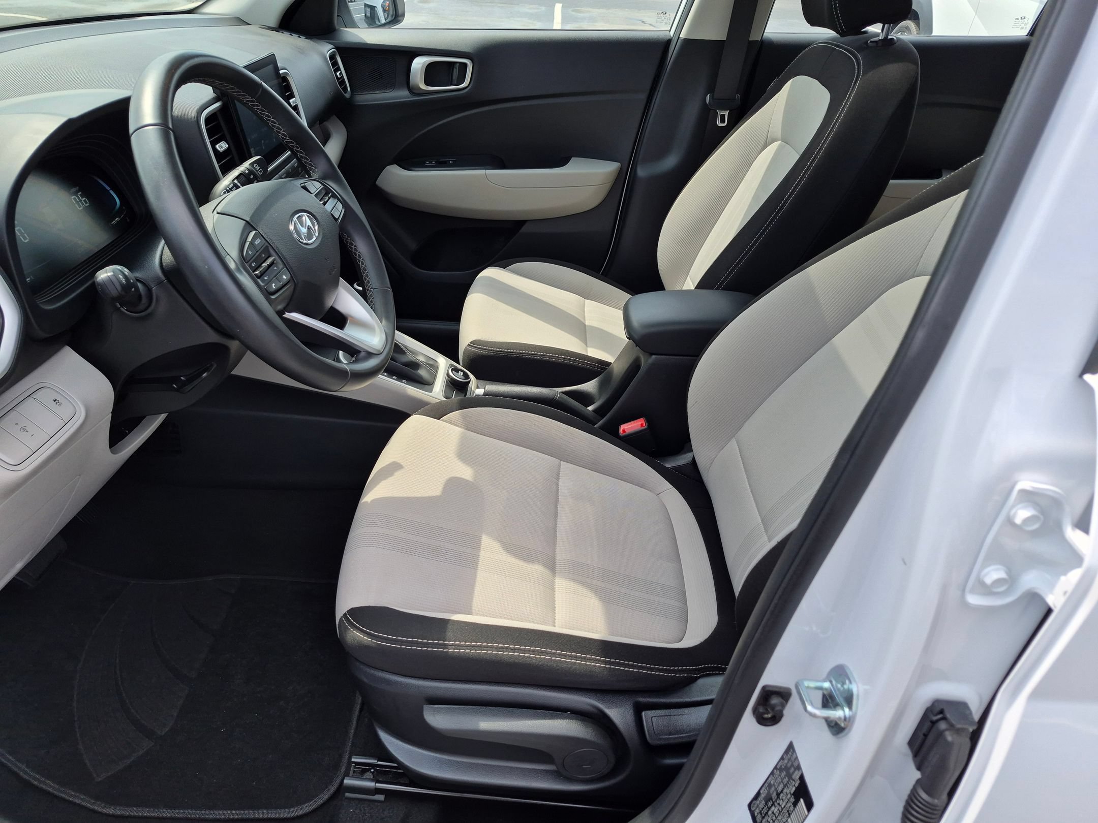 Used 2025 Hyundai Venue SEL FWD image 14