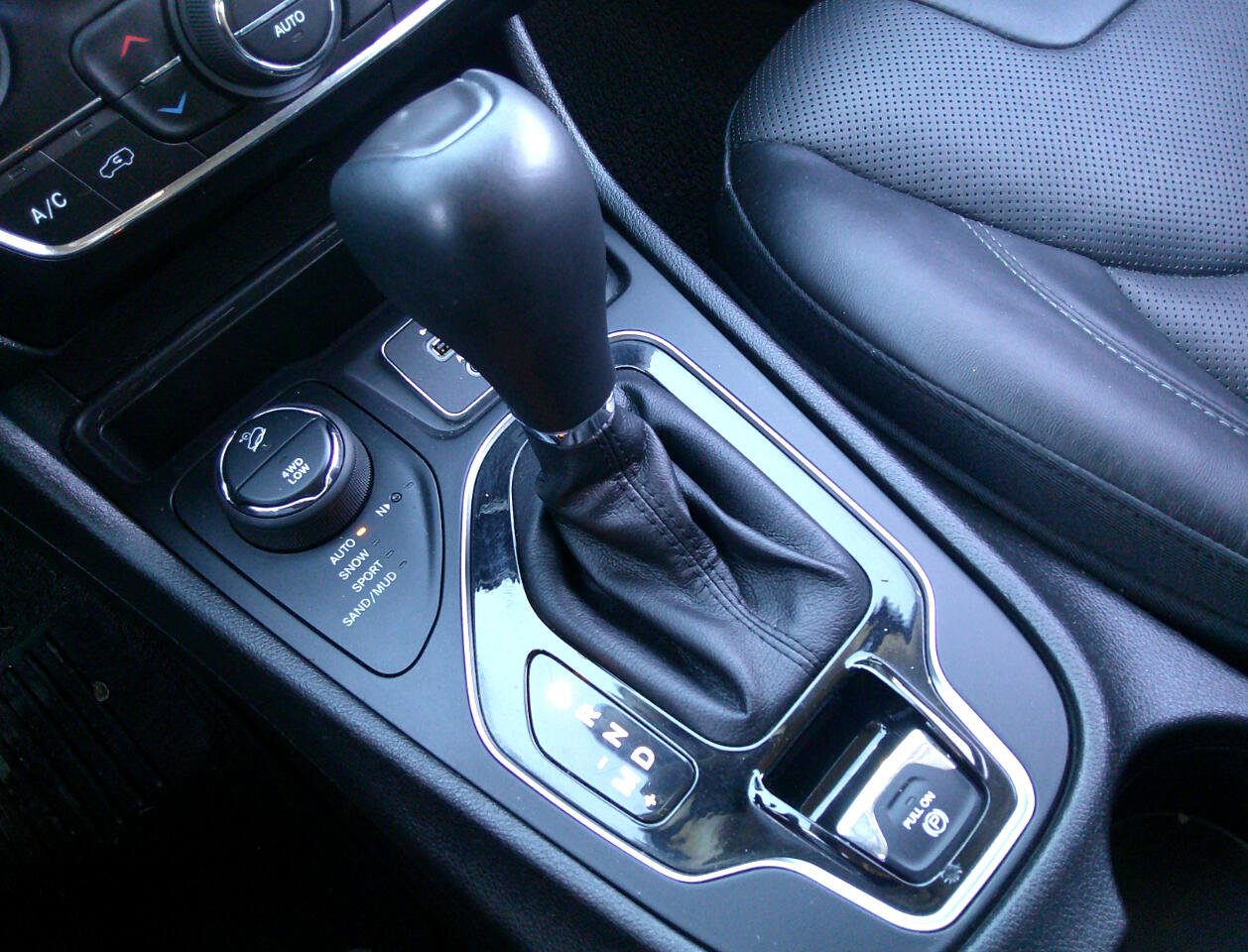 Used 2019 Jeep Cherokee Overland w/ Trailer Tow Group image 32