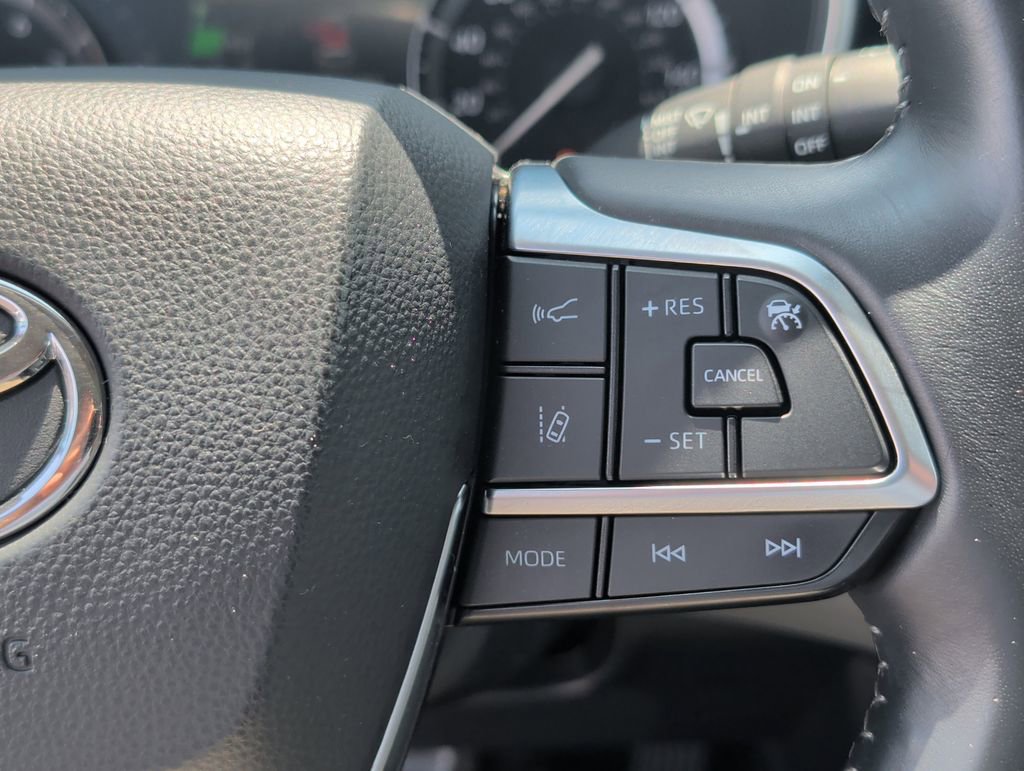 Used 2021 Toyota Highlander XLE AWD/4WD image 25