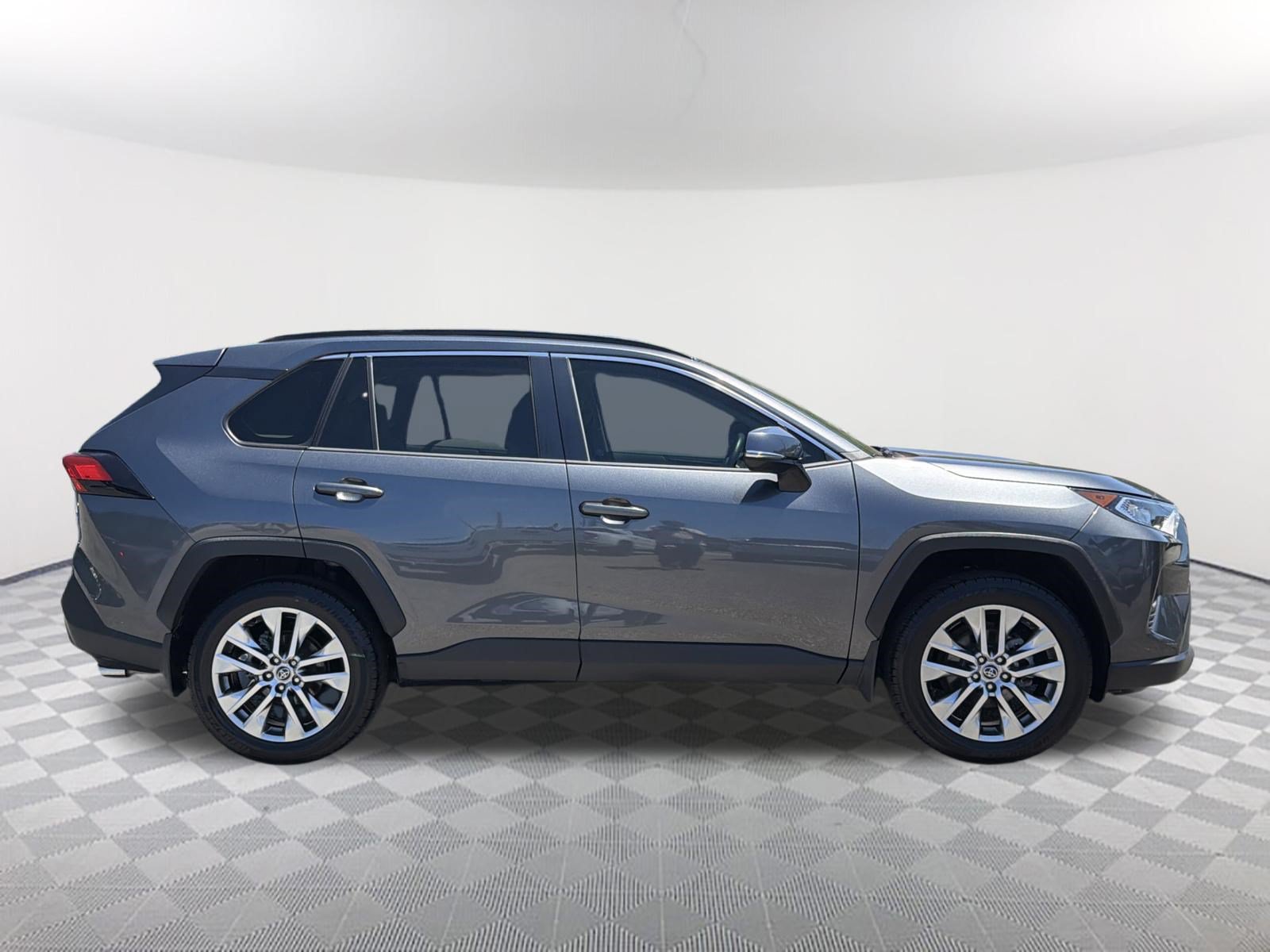 Used 2020 Toyota RAV4 XLE Premium FWD image 6