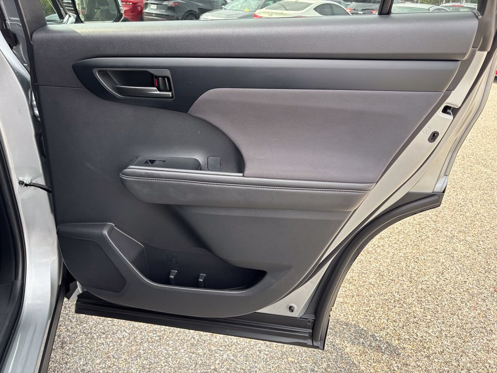 Used 2025 Toyota Highlander LE FWD image 40