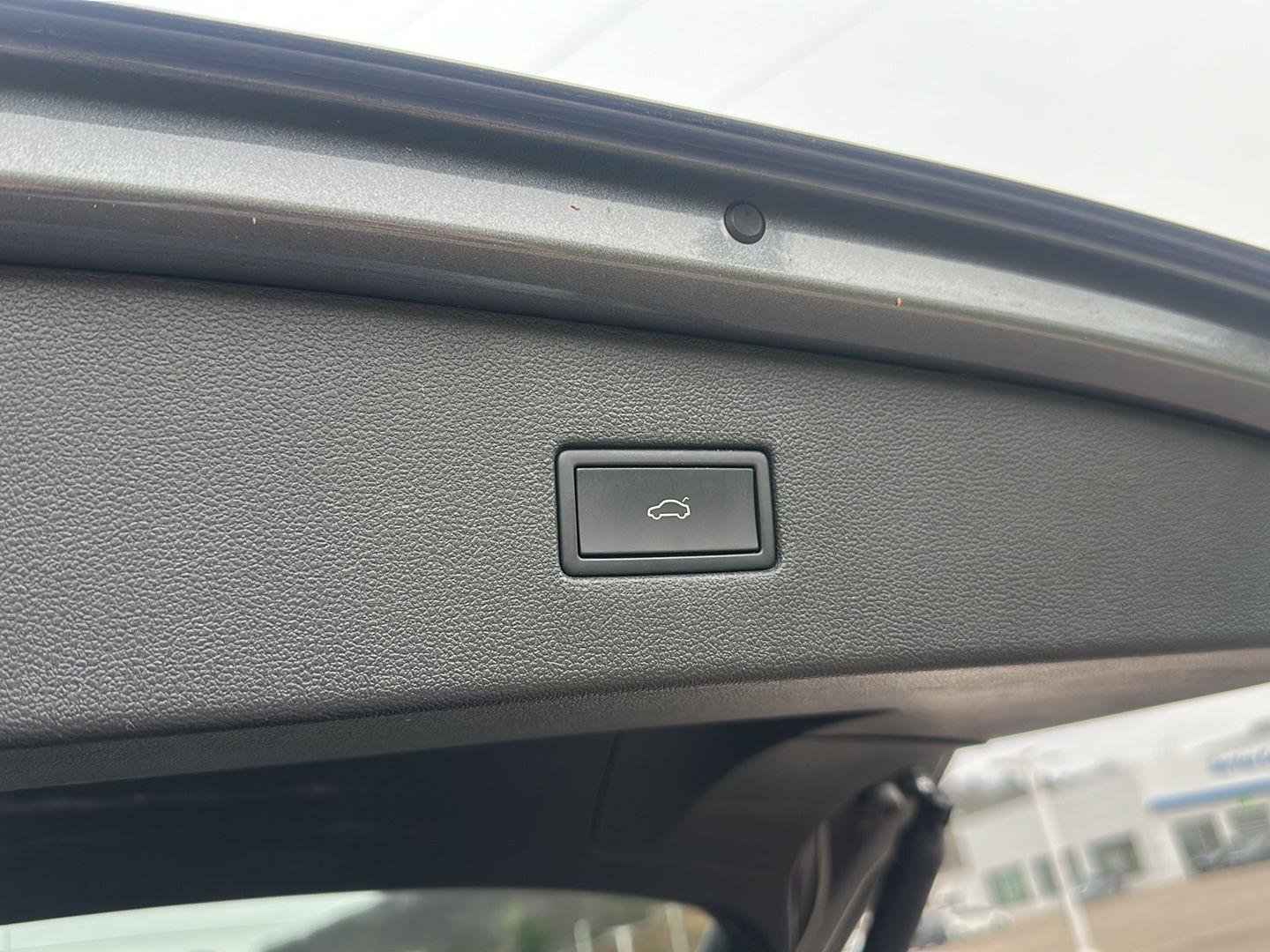 Used 2022 Volkswagen Tiguan SE R-Line image 24