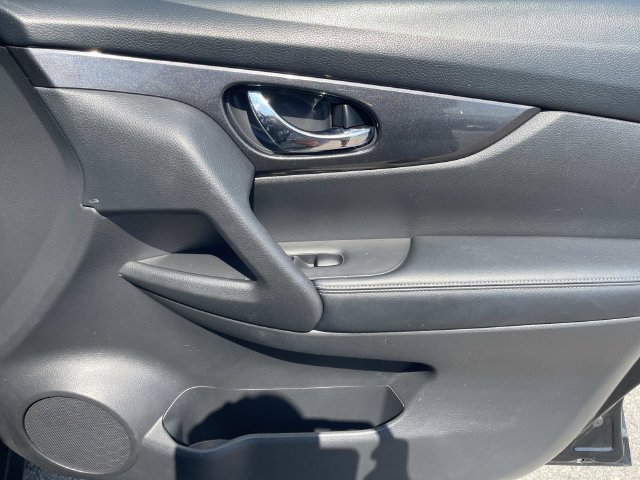 Used 2020 Nissan Rogue SV FWD image 23