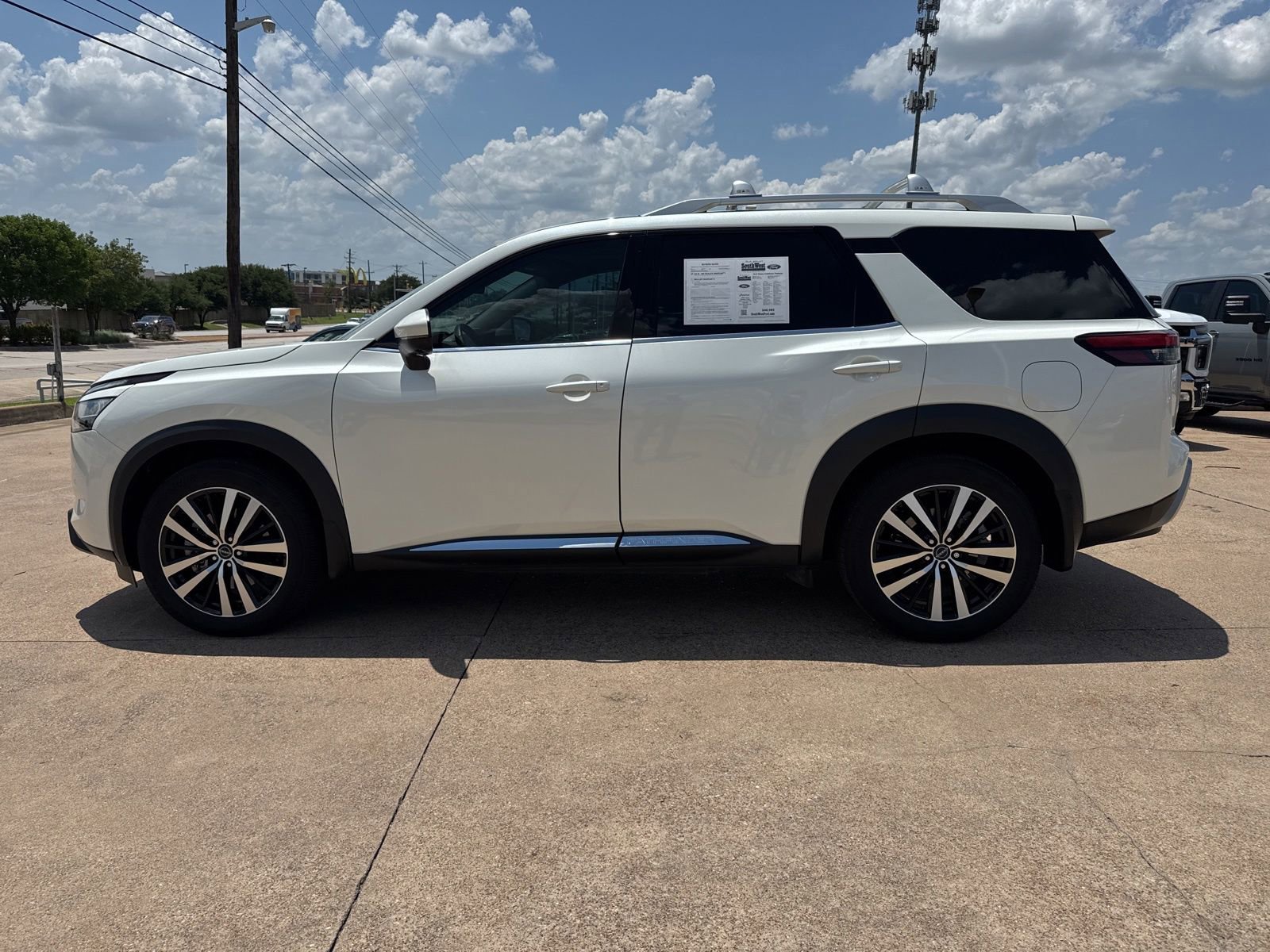 Used 2024 Nissan Pathfinder Platinum w/ Lighting Package (N92) AWD/4WD image 4