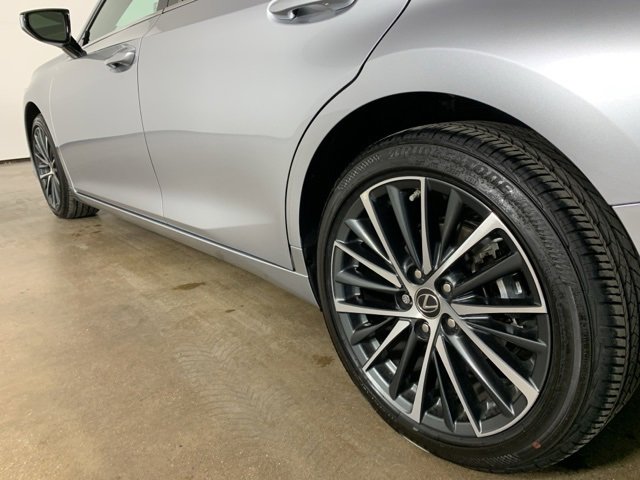 Used 2025 Lexus ES 300h w/ Premium Package image 38