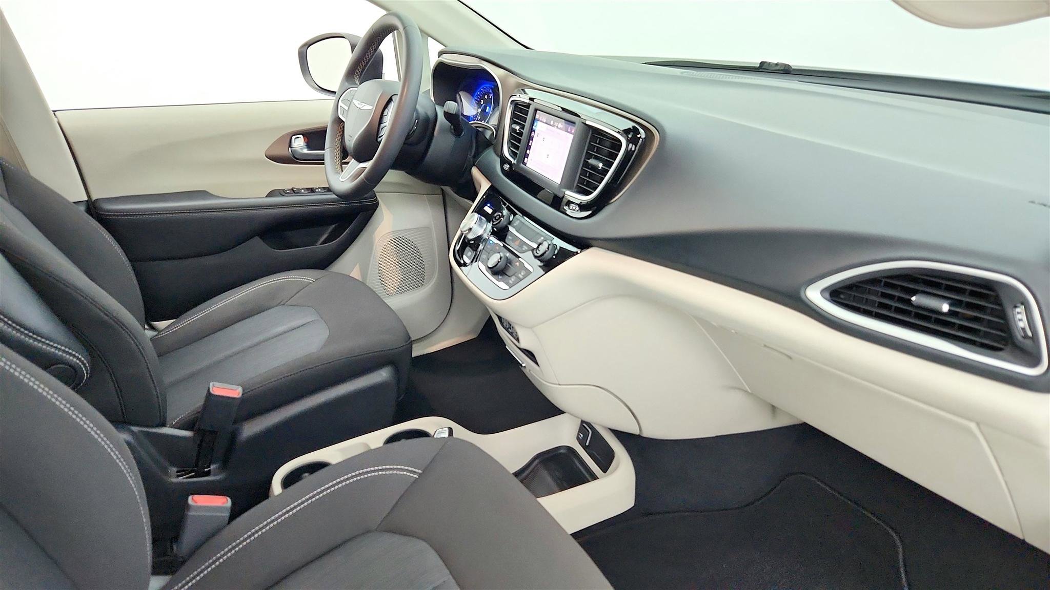 Used 2023 Chrysler Voyager LX FWD image 34