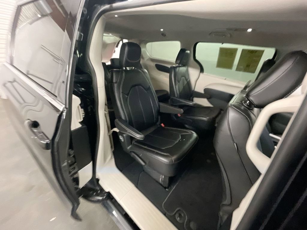 Used 2024 Chrysler Pacifica Touring-L image 25