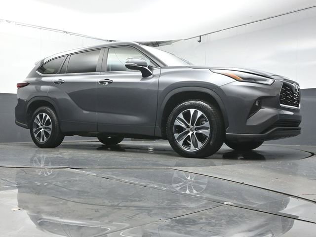 Used 2024 Toyota Highlander XLE FWD image 40