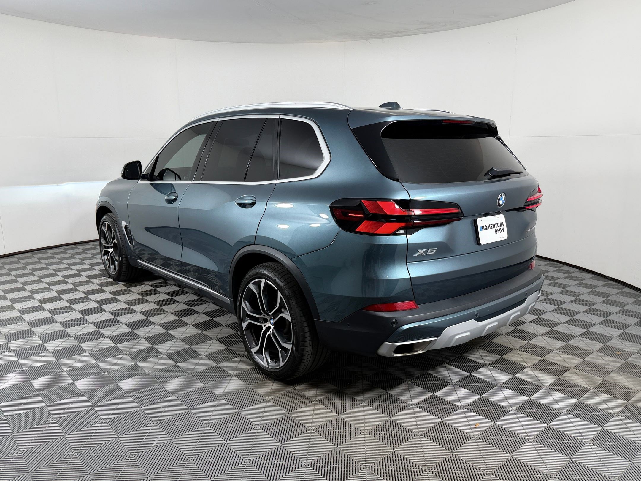 Used 2024 BMW X5 sDrive40i w/ Premium Package RWD image 3