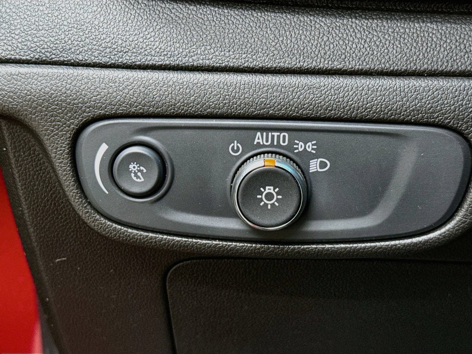 Used 2022 Chevrolet Bolt LT w/ Infotainment Package FWD image 13