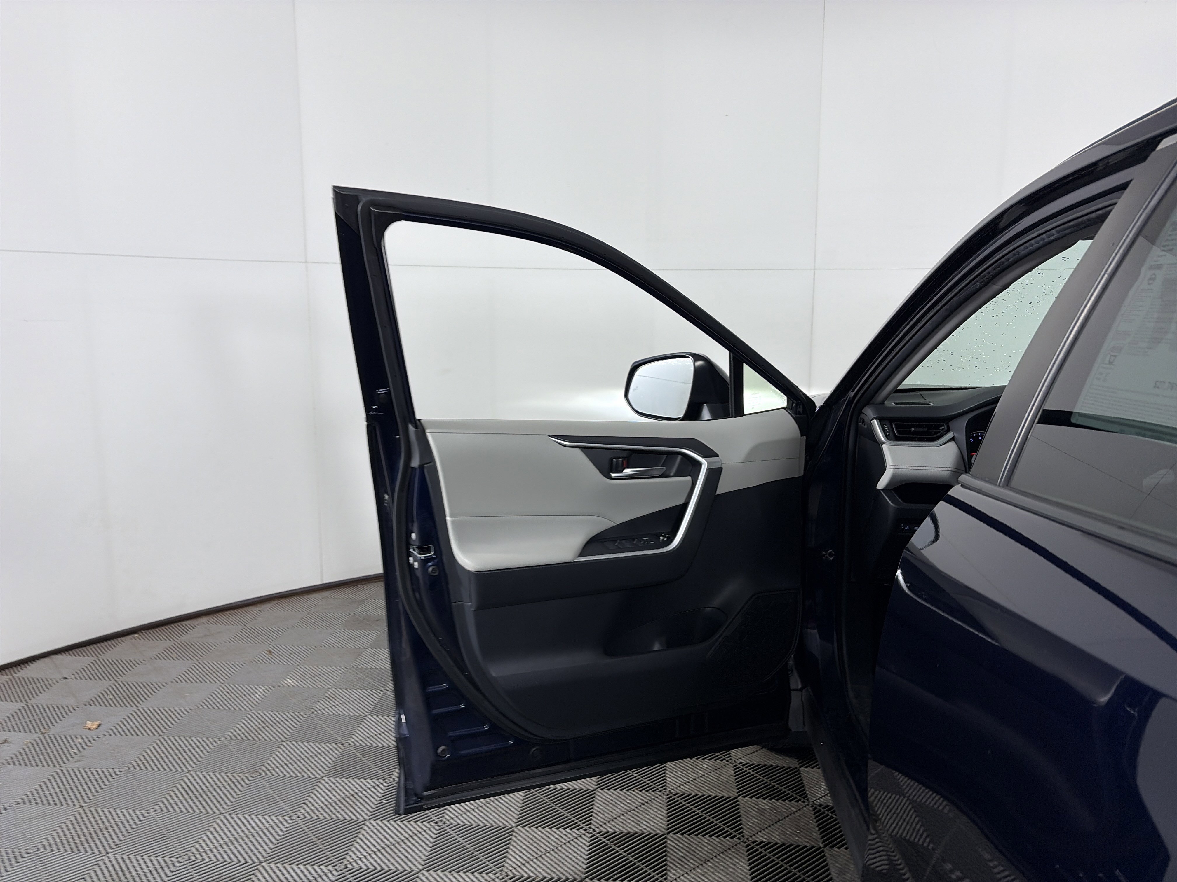 Used 2020 Toyota RAV4 XLE image 17