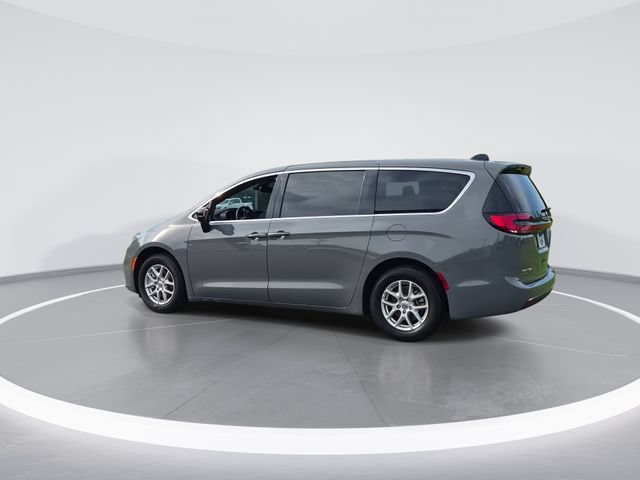 Used 2025 Chrysler Pacifica Select FWD image 5