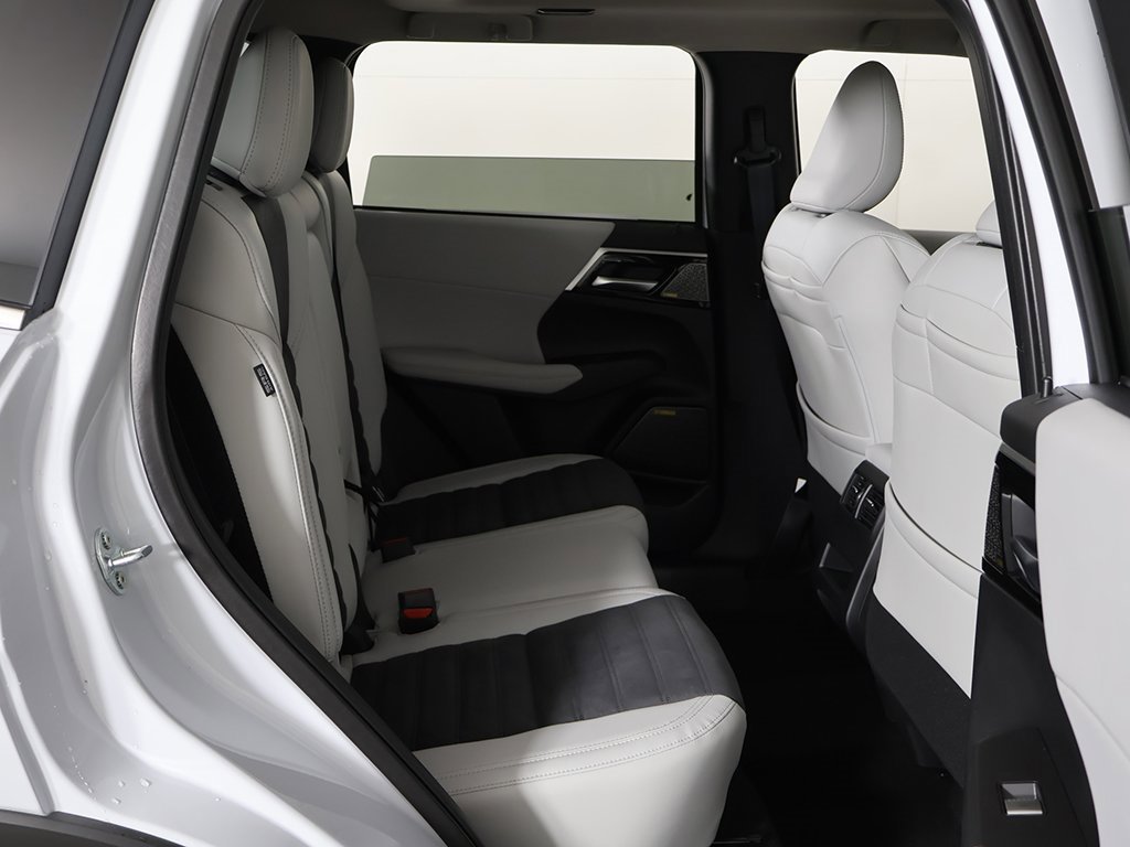 New 2025 Mitsubishi Outlander SE image 34