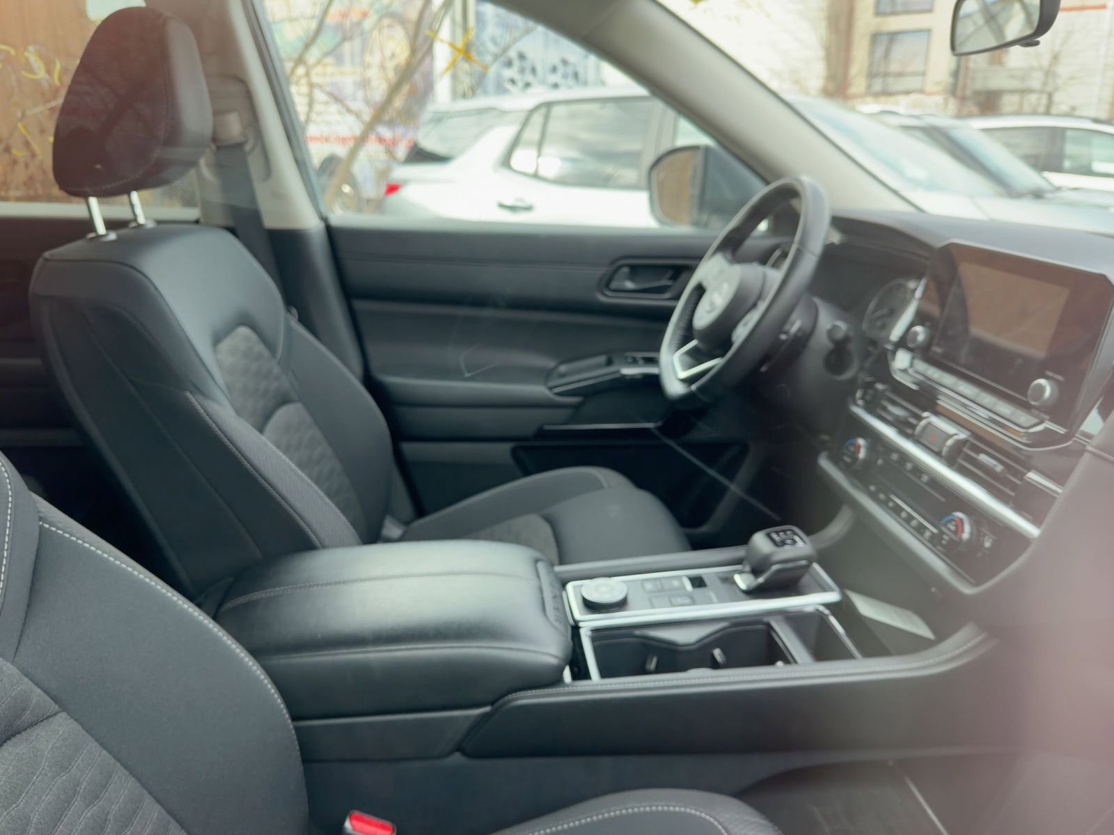 Used 2025 Nissan Pathfinder SV image 10