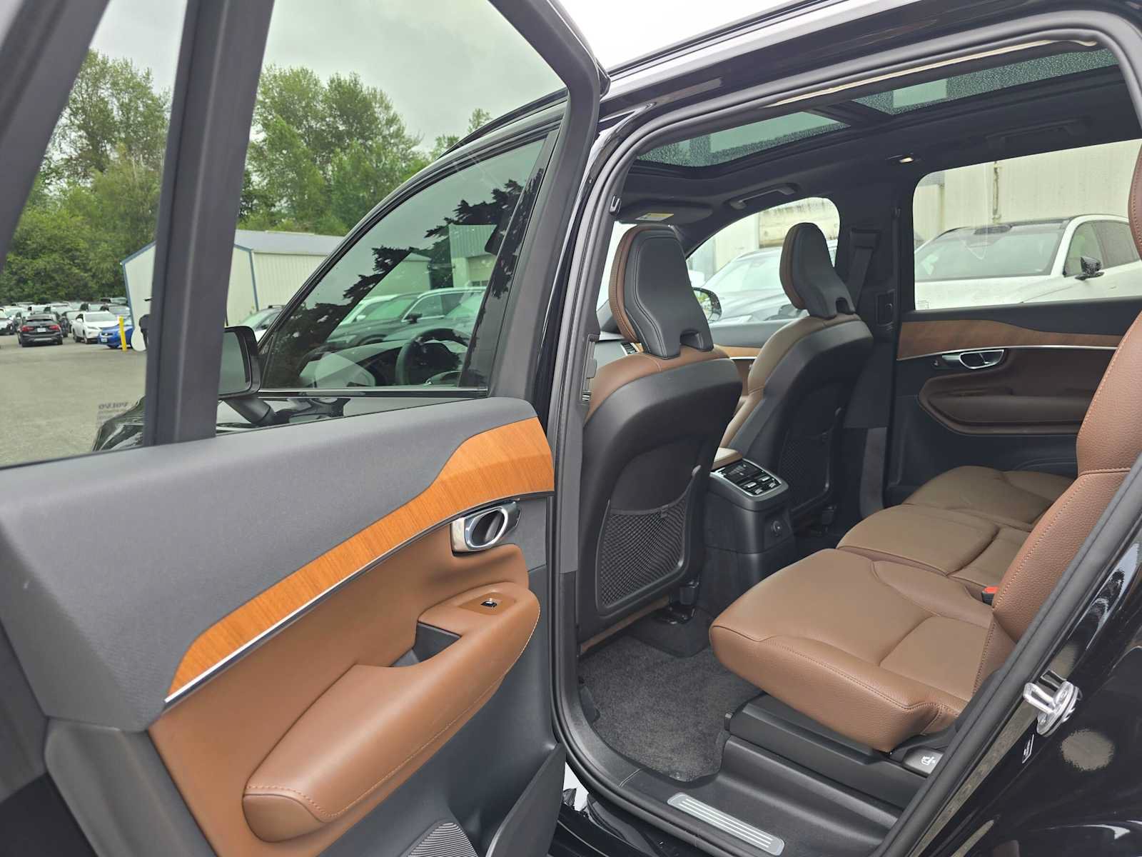 Certified 2023 Volvo XC90 T8 Plus AWD/4WD image 17