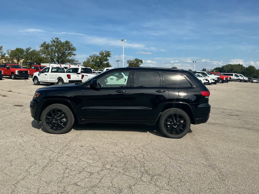 Used 2022 Jeep Grand Cherokee Laredo X AWD/4WD image 2