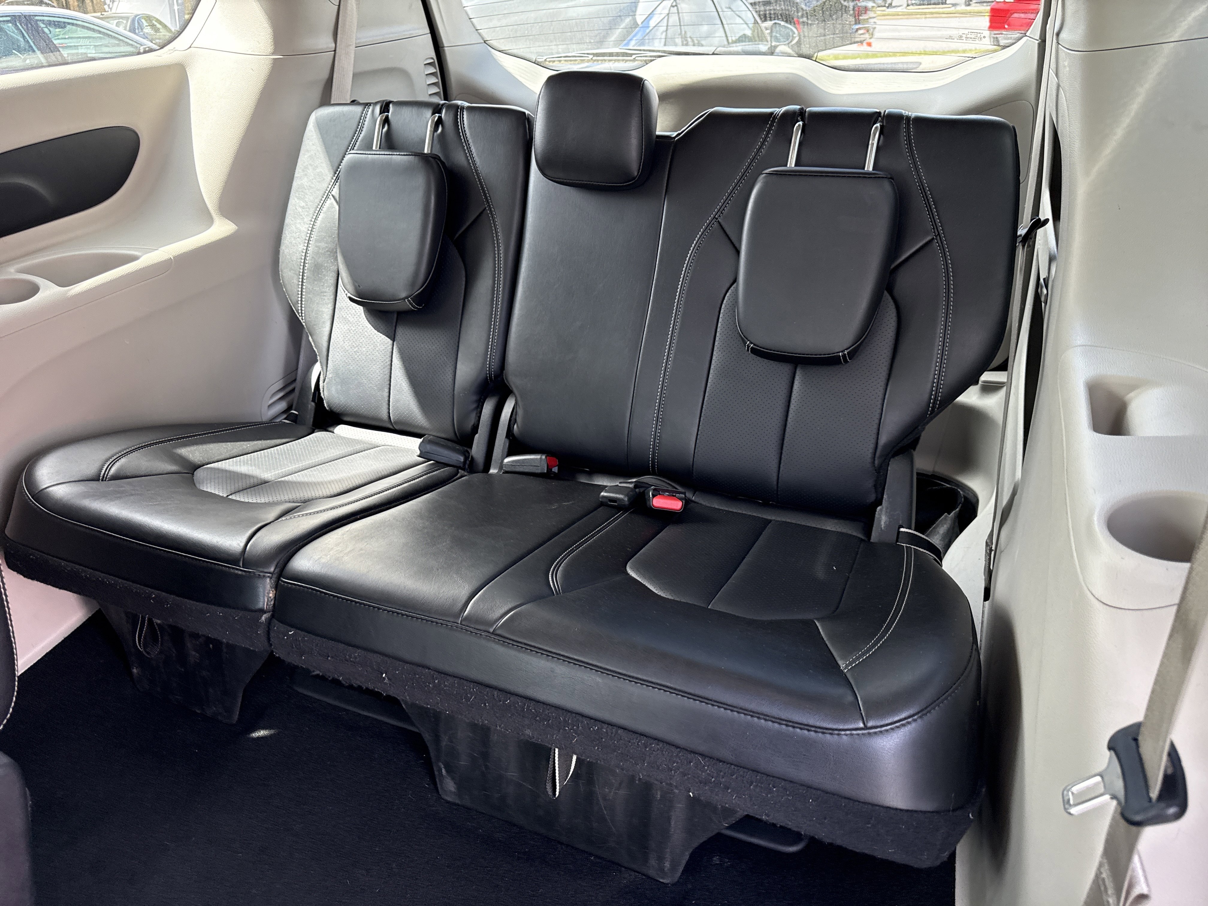 Used 2024 Chrysler Pacifica Touring-L image 12