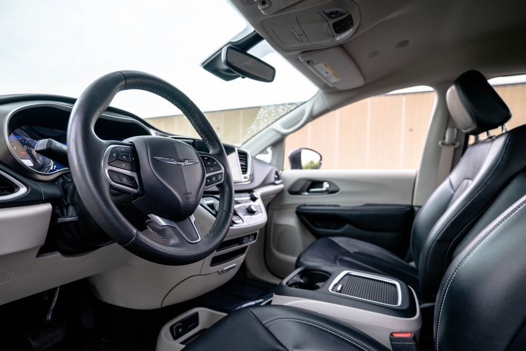Used 2023 Chrysler Pacifica Touring-L FWD image 5