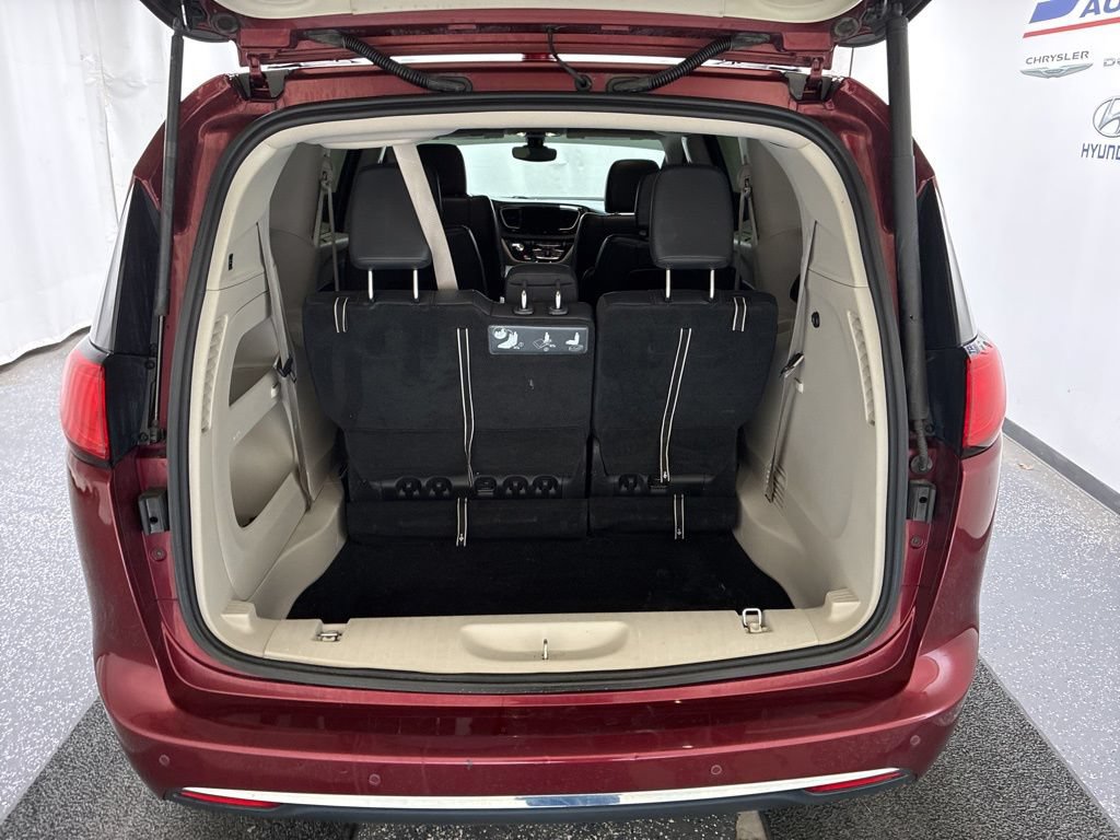 Used 2017 Chrysler Pacifica Touring-L w/ Tire & Wheel Group FWD image 6