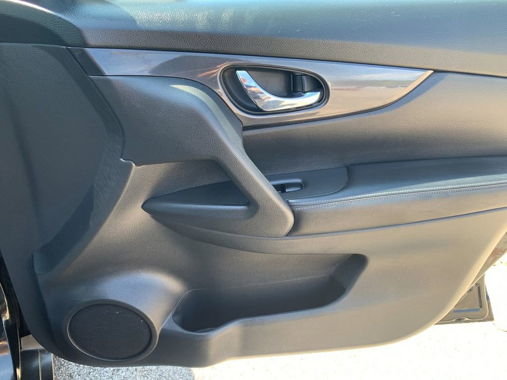 Used 2018 Nissan Rogue SV image 20