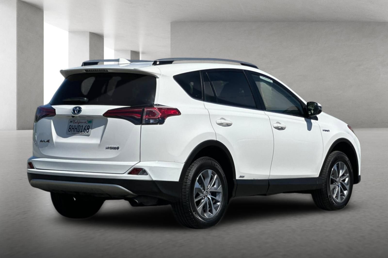 Used 2018 Toyota RAV4 LE w/ Carpet Mat Package AWD/4WD image 4