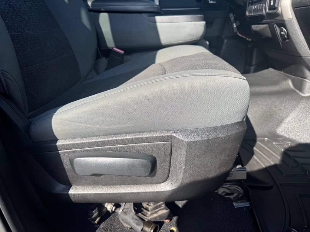 Used 2019 RAM 1500 Classic SLT w/ Luxury Group AWD/4WD image 17