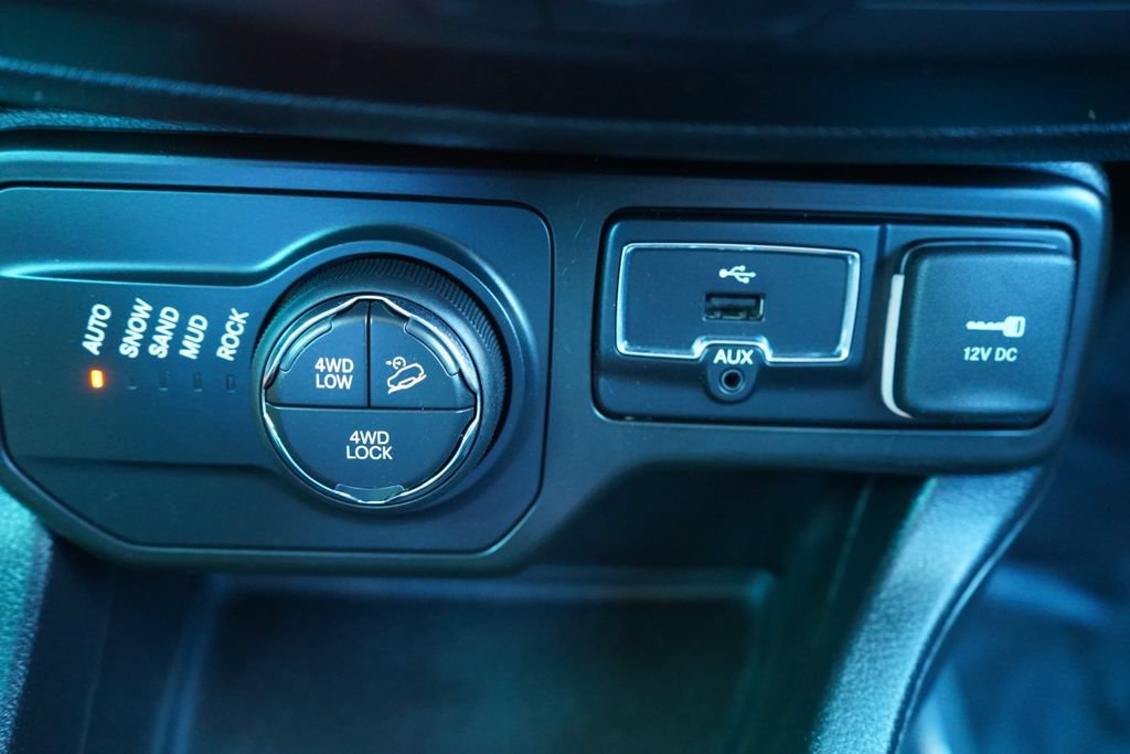Used 2020 Jeep Renegade Trailhawk w/ Cold Weather Group AWD/4WD image 39