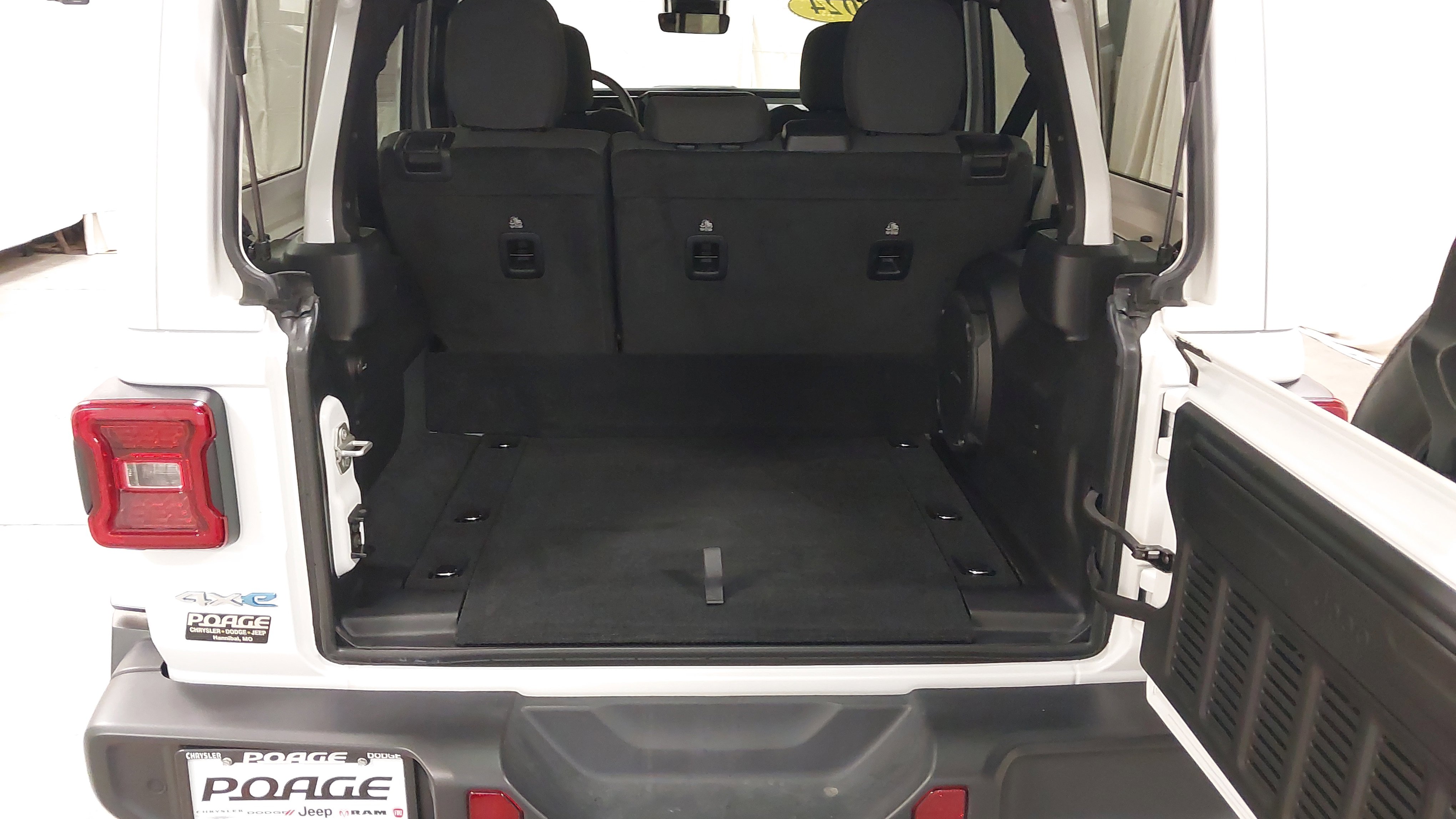 Used 2024 Jeep Wrangler Sahara w/ Technology Group image 27