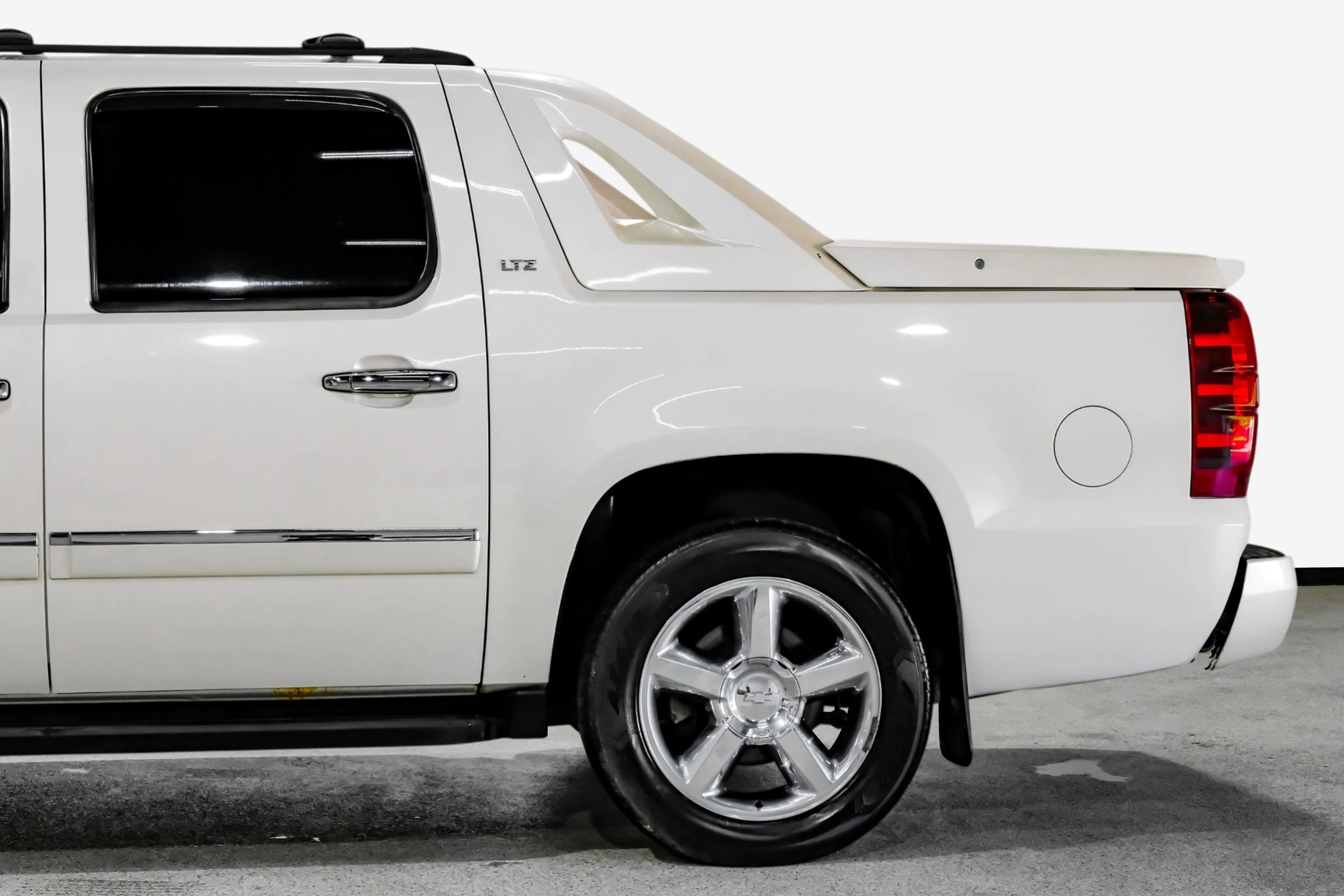 Used 2012 Chevrolet Avalanche LTZ image 19