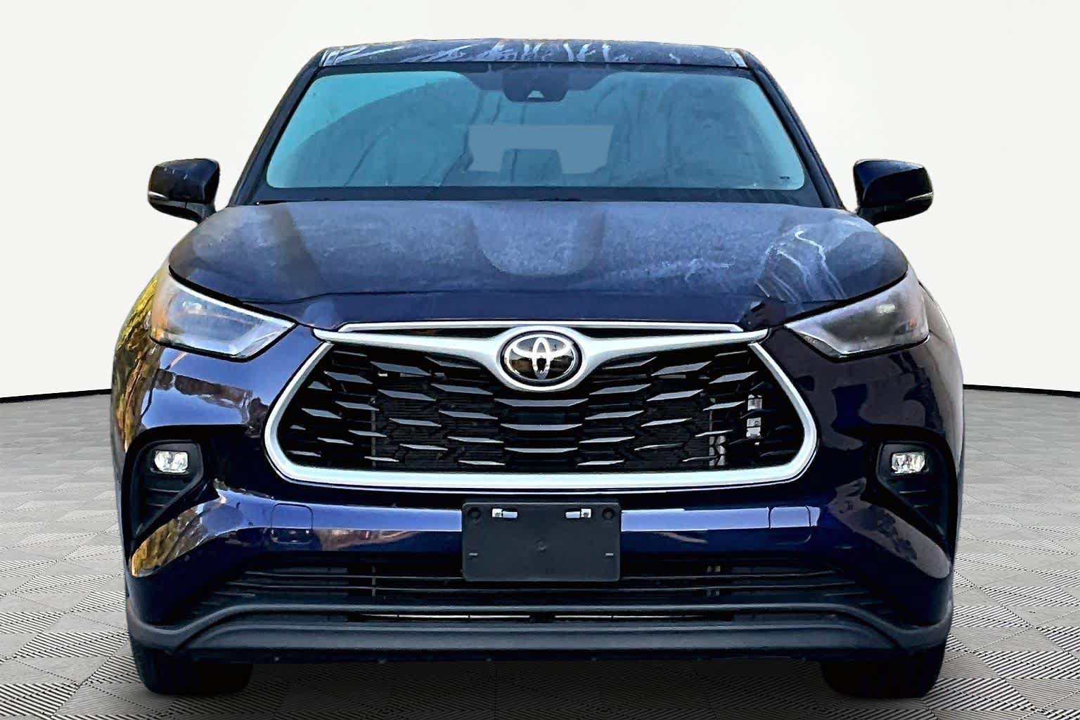Used 2023 Toyota Highlander LE FWD image 4