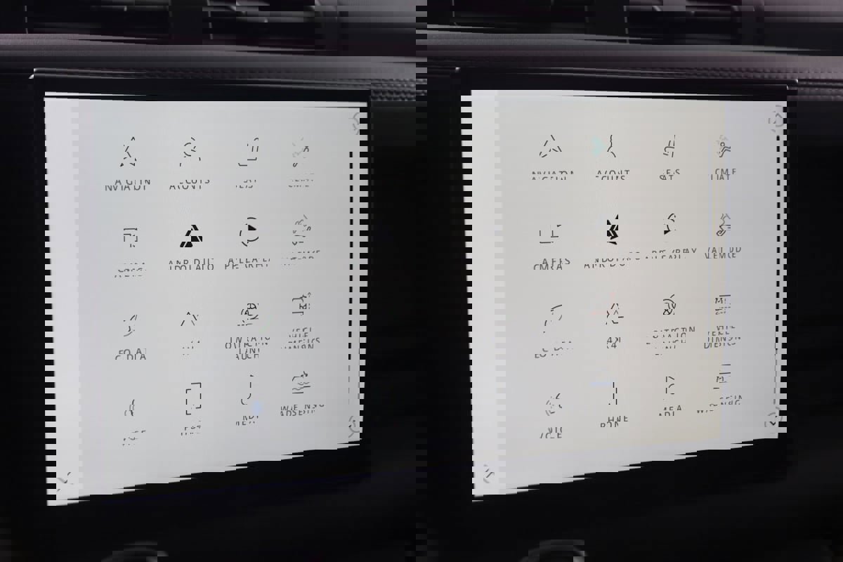 Used 2023 Land Rover Defender 110 V8 image 32