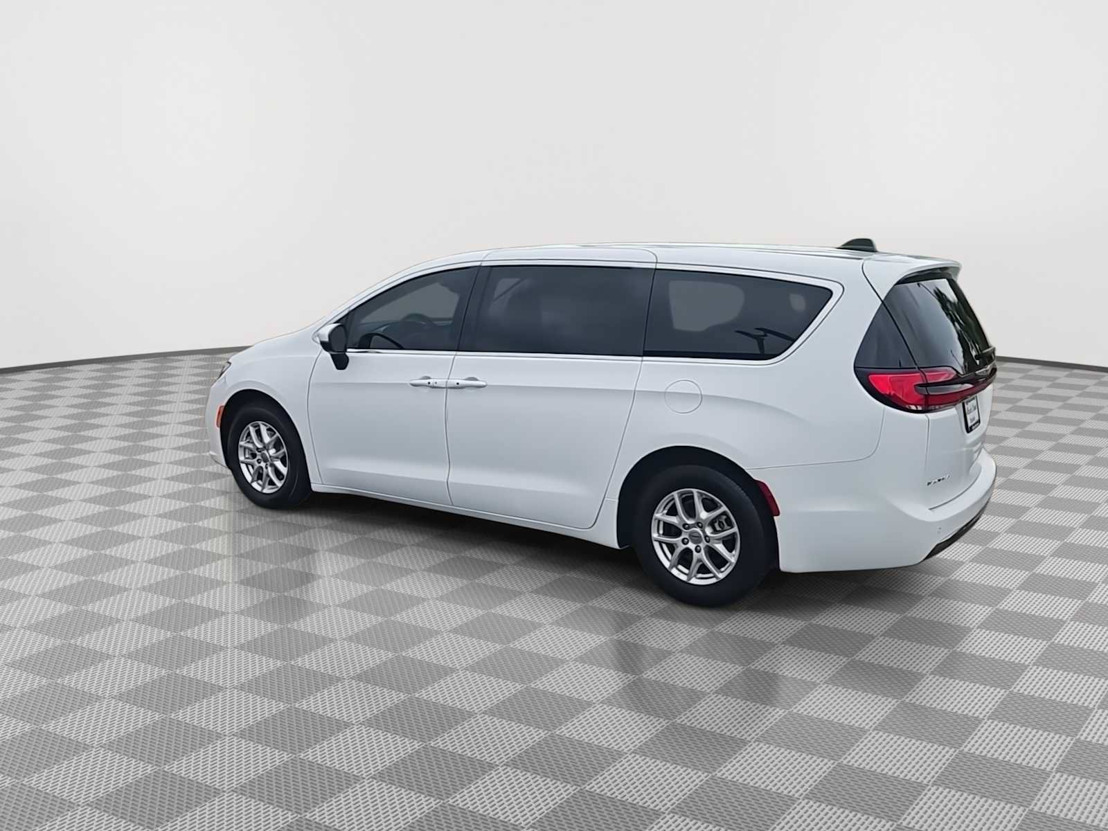 Used 2023 Chrysler Pacifica Touring-L FWD image 6