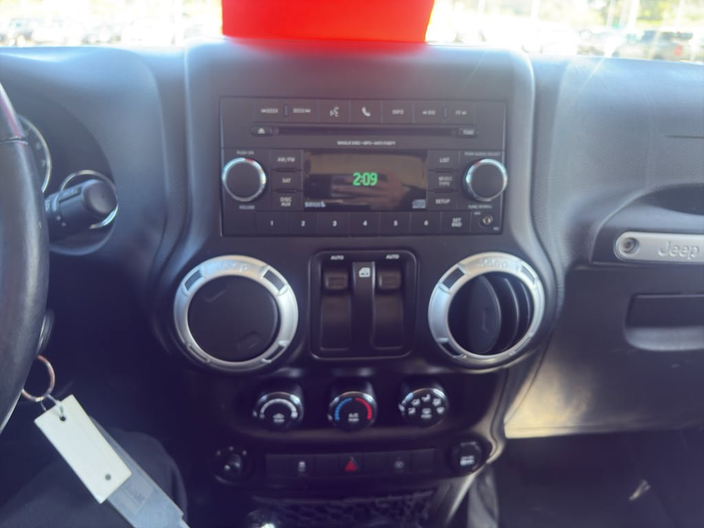 Used 2017 Jeep Wrangler Rubicon w/ Power Convenience Group AWD/4WD image 12