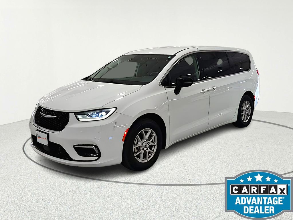 Used 2024 Chrysler Pacifica Touring-L image 2