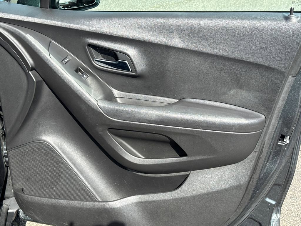 Used 2018 Chevrolet Trax LT w/ LT Convenience Package image 14