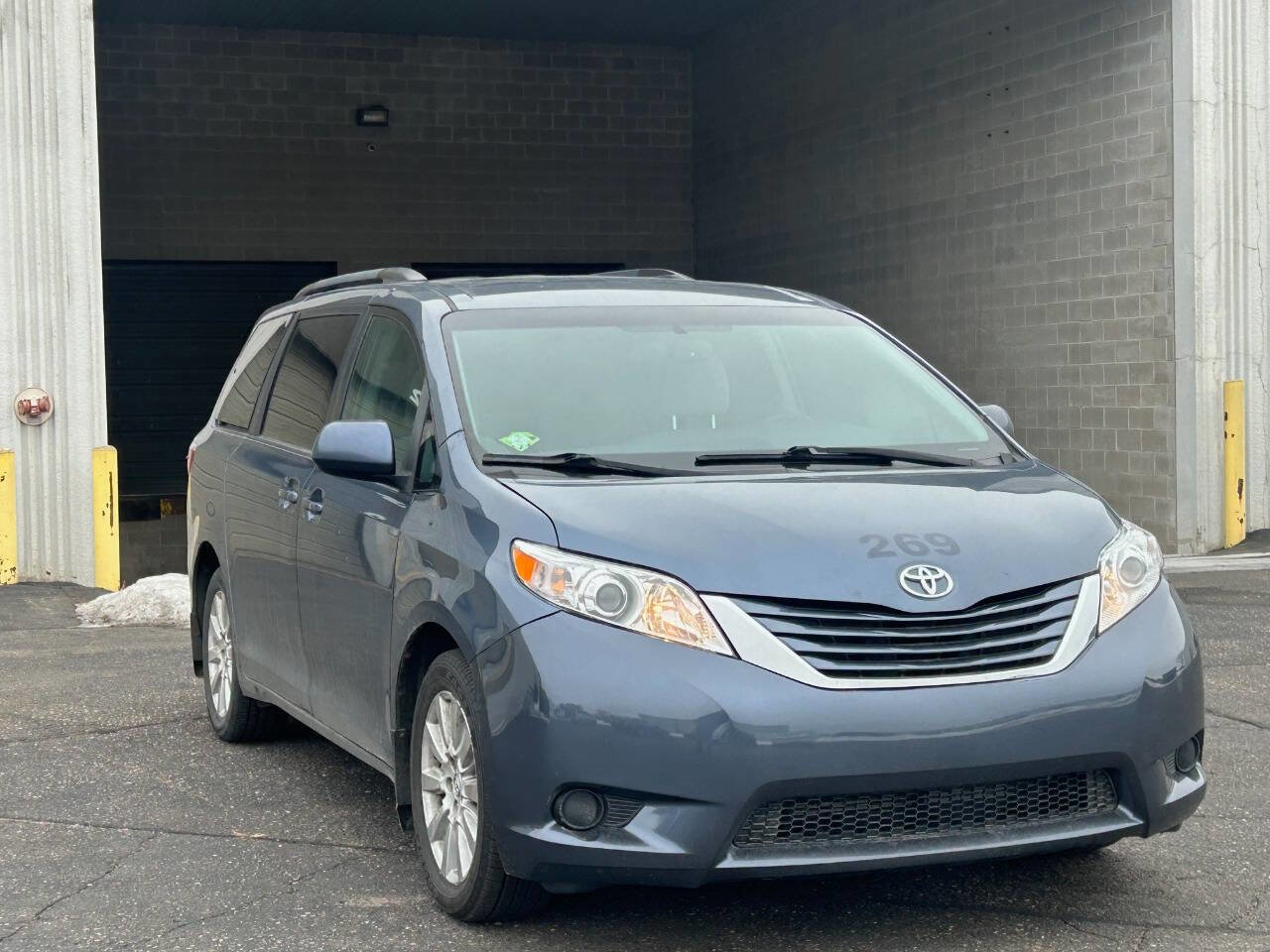 Used 2017 Toyota Sienna LE image 3