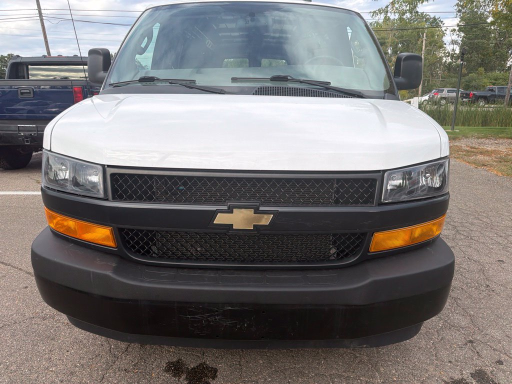 Used 2022 Chevrolet Express 2500 Extended RWD image 2