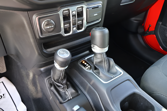 Used 2020 Jeep Wrangler Unlimited Sahara w/ Uconnect 4C Nav & Sound Group AWD/4WD image 21